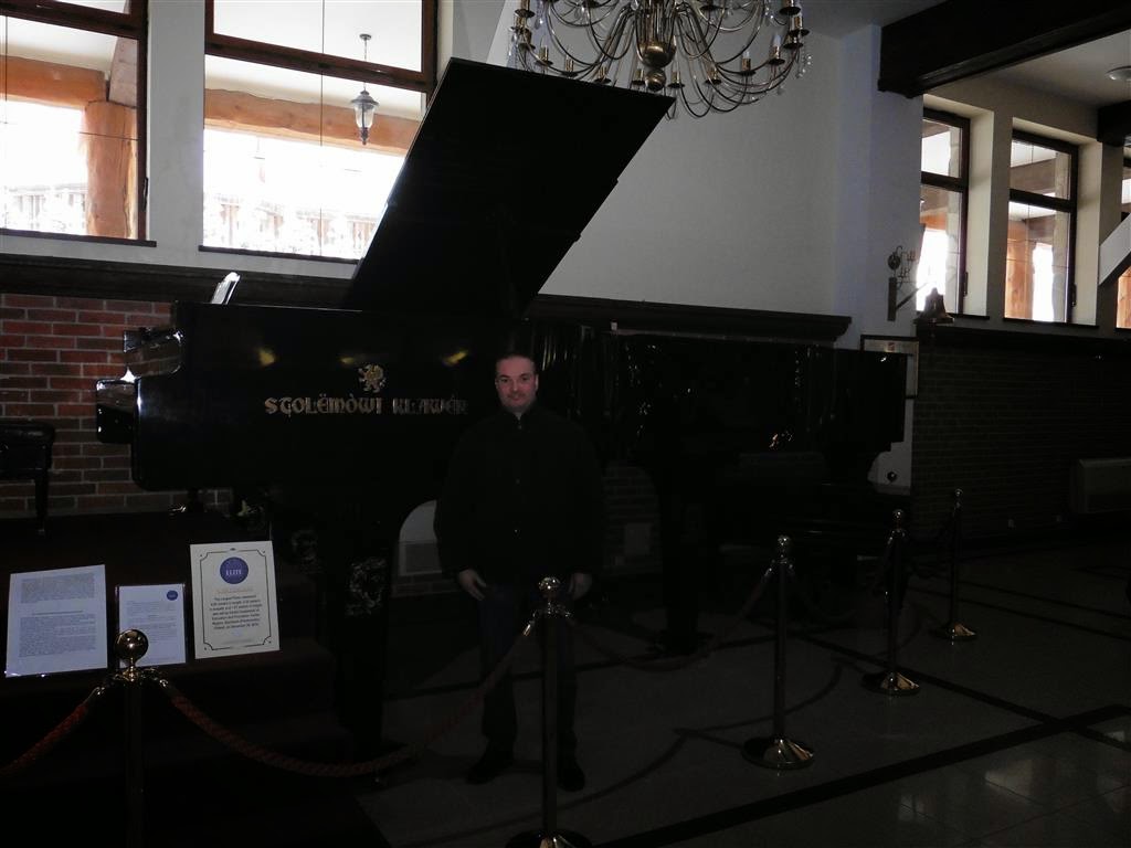 SZYMBARK - Carlos bij de grootste piano ter wereld (hoog: 1,87 m, breed: 2,52m, lang: 6,06m)