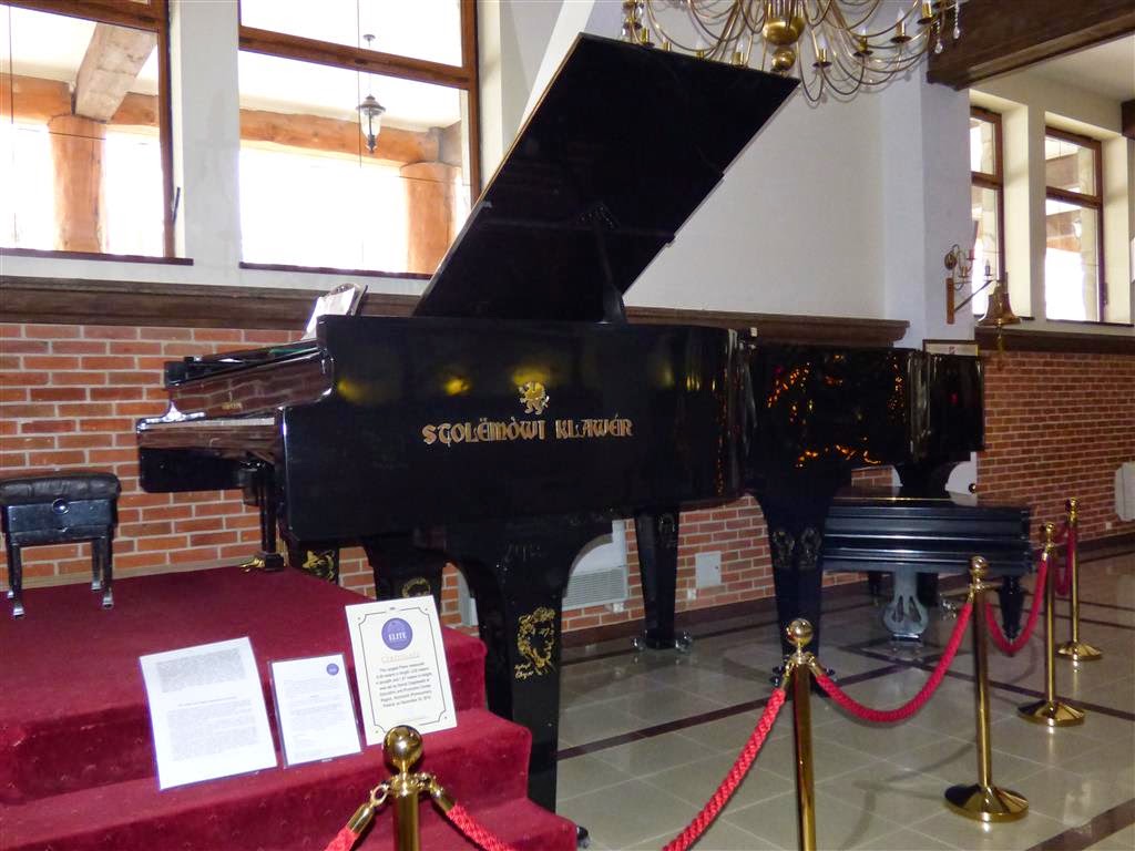 SZYMBARK - de grootste piano ter wereld (hoog: 1,87 m, breed: 2,52m, lang: 6,06m)