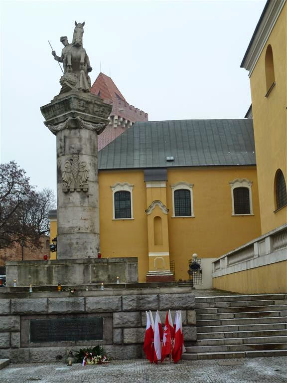 POZNAŃ - het monument van de Poznań Ulanen, een militaire eenheid uit 1920. Het standbeeld toont Saint George die een draak aanvalt met zijn lans