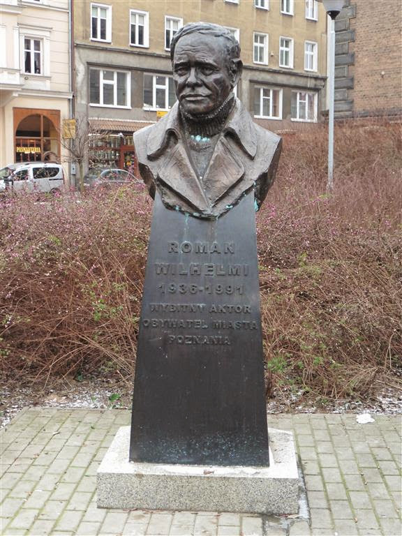 POZNAŃ - een standbeeld van de Poolse acteur Roman Wilhelmi (1936-1991)