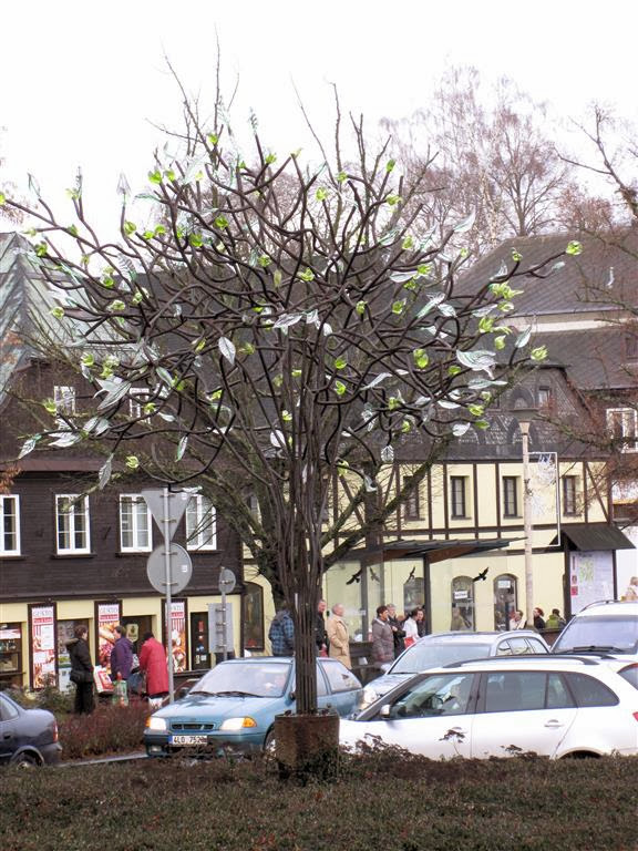 NOVY BOR - een boom met glaswerk bij een plein in het centrum
