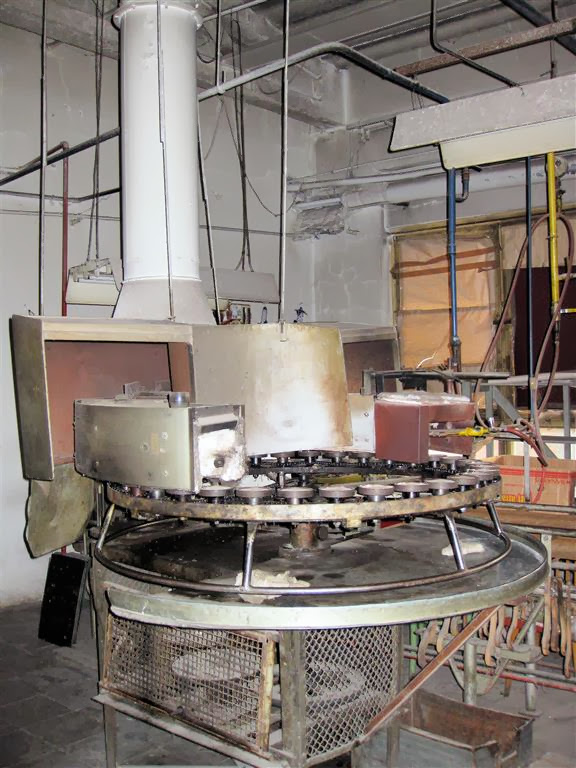 NOVY BOR - een machine in de glasfabriek van Egermann