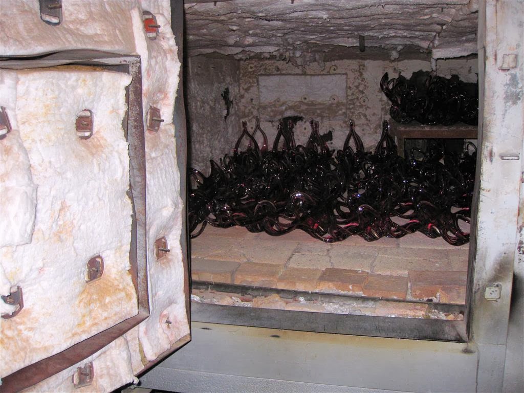 NOVY BOR - glaswerk in een oven in de glasfabriek van Egermann