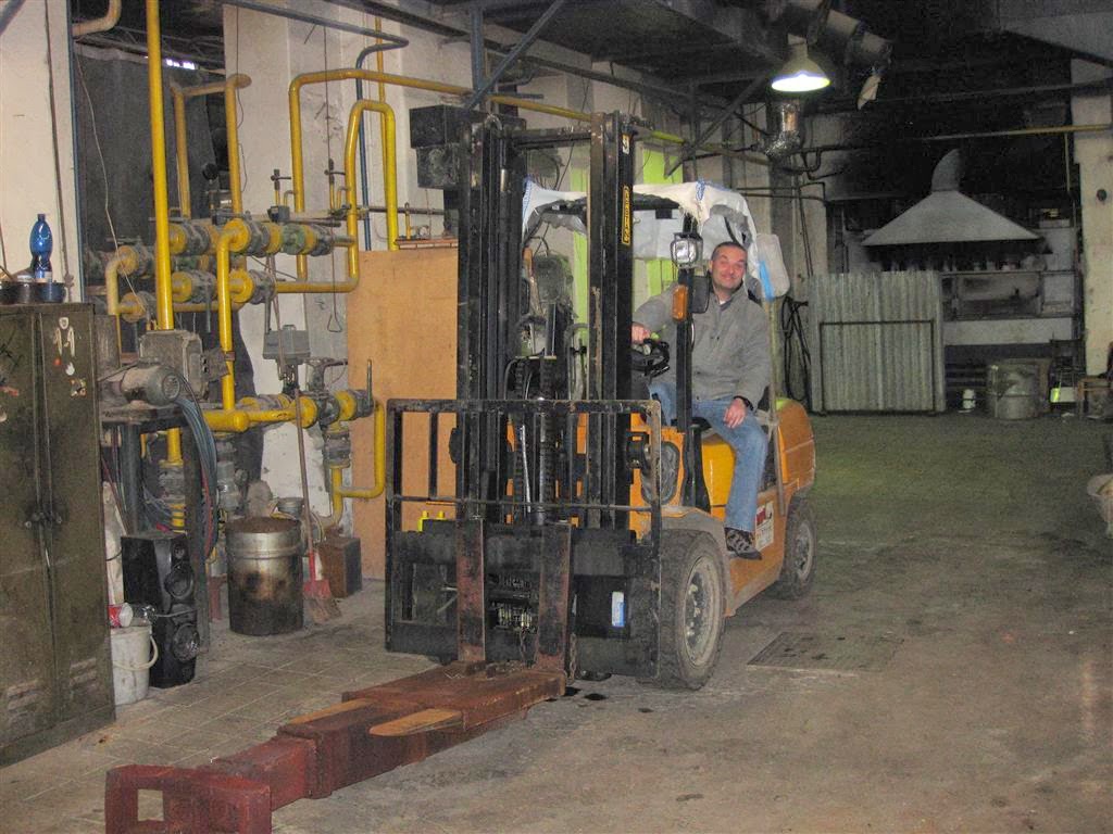 NOVY BOR - Carlos op een heftruck in de glasfabriek van Egermann