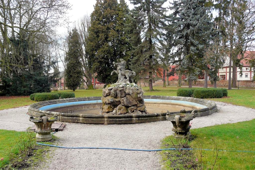 DETENICE - de fontein bij het kasteel van Detenice