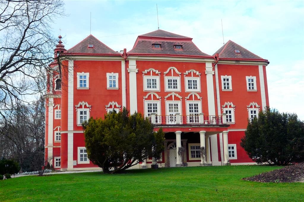 DETENICE - de achterkant van het kasteel van Detenice