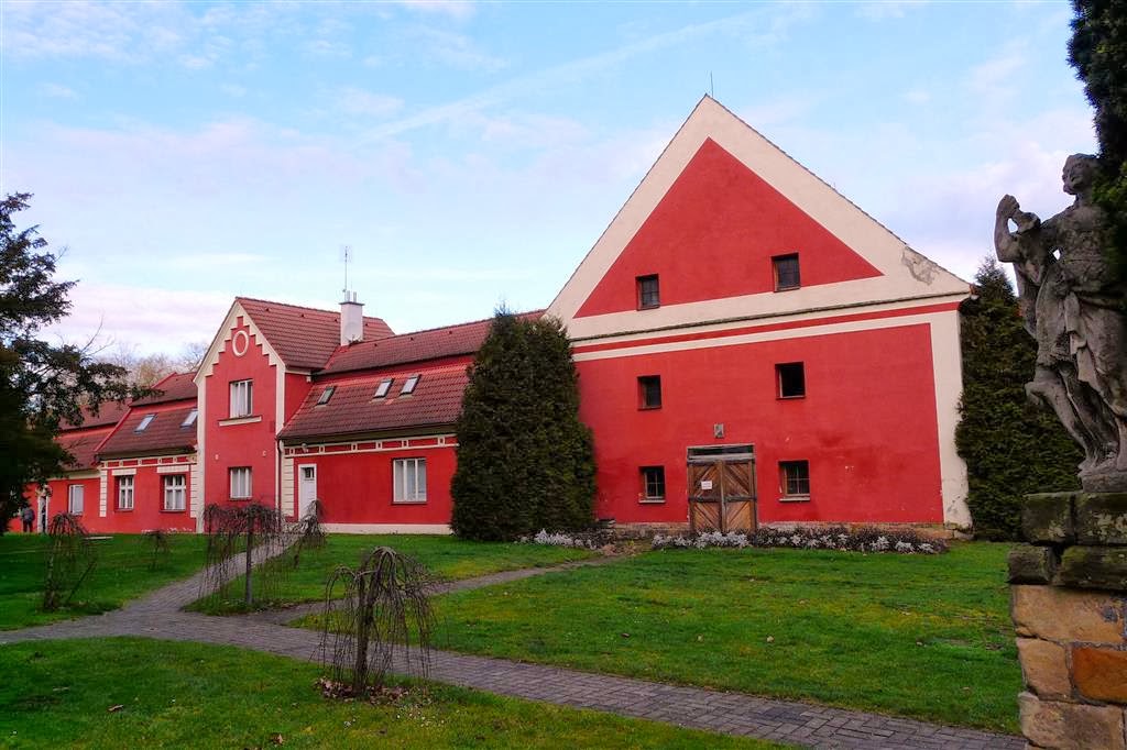 DETENICE - een bijgebouw van het kasteel van Detenice