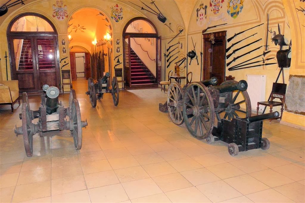 DETENICE - binnen in het kasteel van Detenice