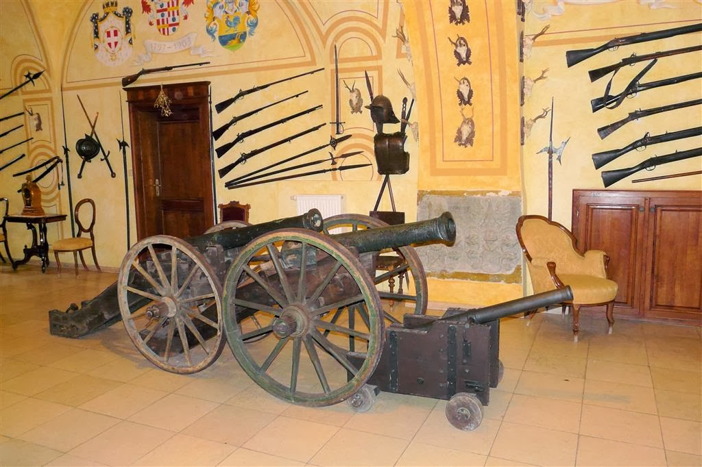 DETENICE - binnen in het kasteel van Detenice