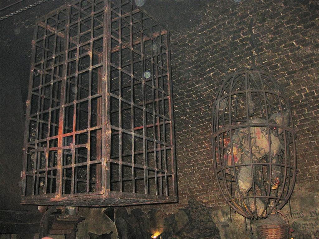 DETENICE - twee middeleeuwse kooien in het restaurant bij het kasteel van Detenice