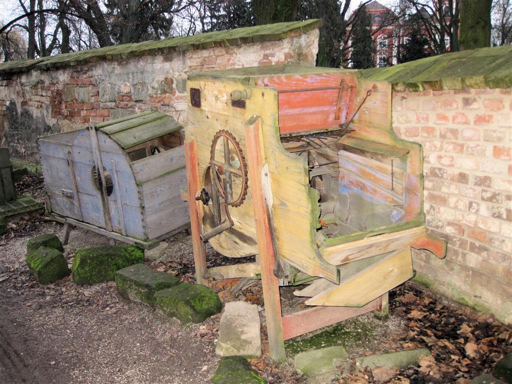 DETENICE - twee oude houten machines buiten bij restaurant bij het kasteel van Detenice