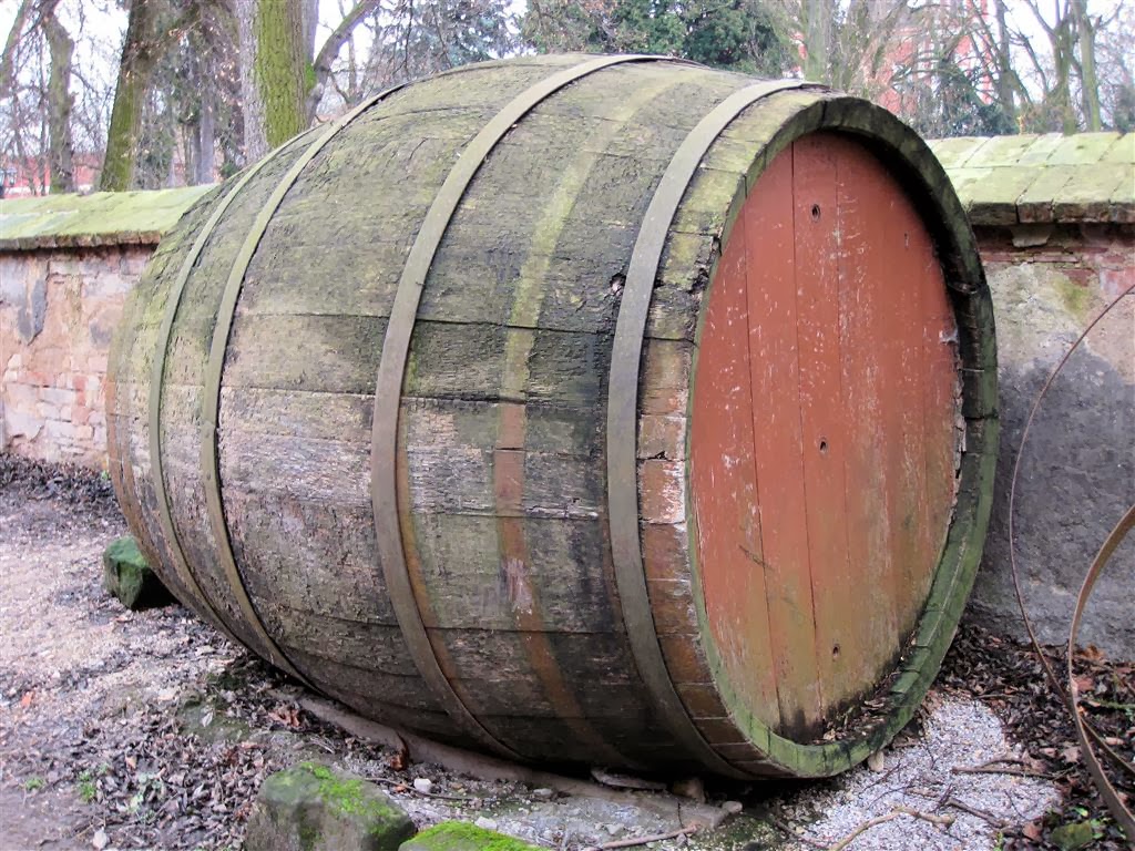 DETENICE - een oud biervat buiten bij restaurant bij het kasteel van Detenice