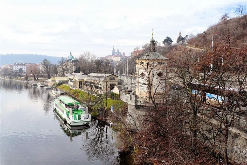 PRAAG - uitzicht vanaf de Cechuv brug