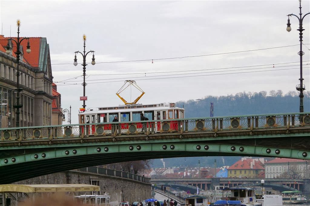 PRAAG - een tram op de Cechuv brug