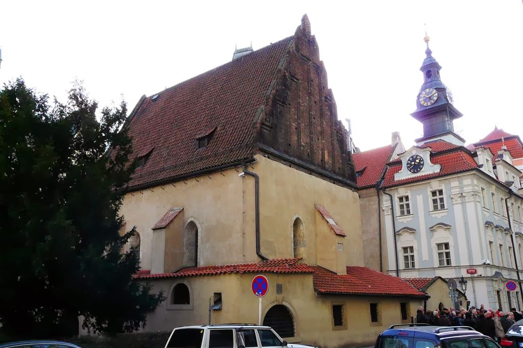PRAAG - links de Oudnieuwe Synagoge en rechts het Joodse raadhuis in de Joodse wijk Josefov