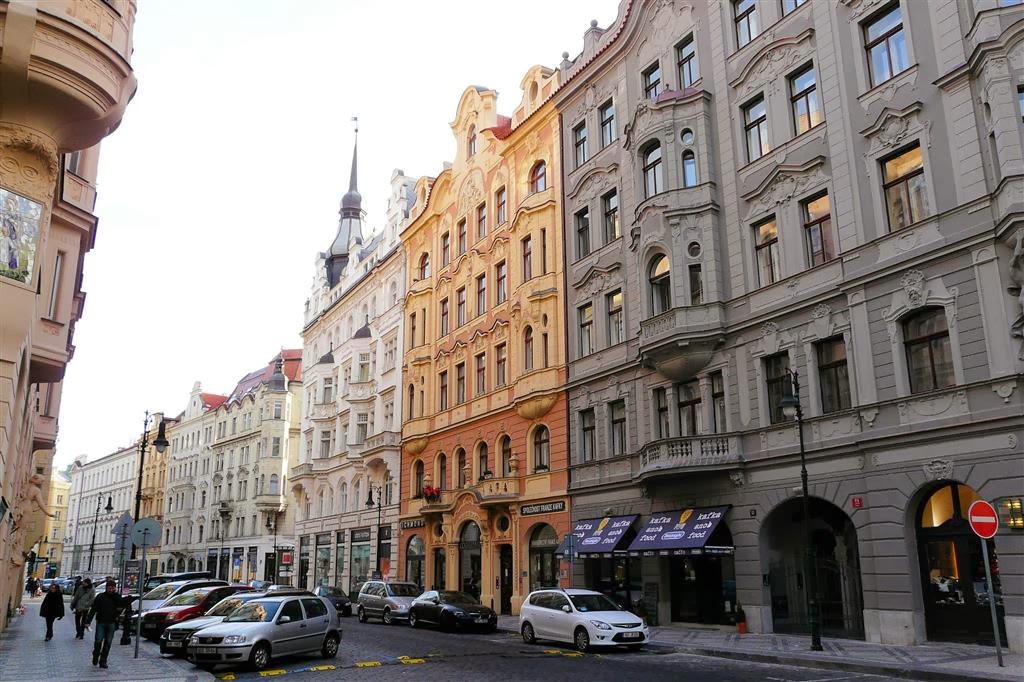 PRAAG - straat met oa Franz Kafka cafe