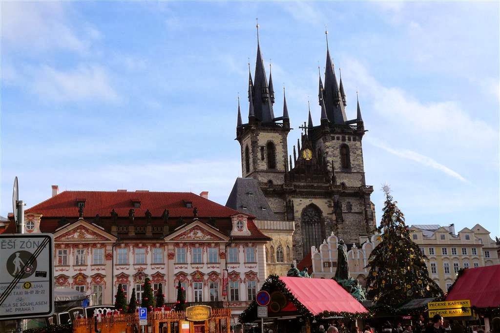 PRAAG - het paleis Goltz-Kinsky en de 14e-eeuwse Týnkerk aan het oudestadsplein