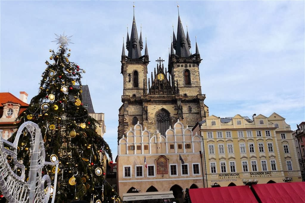 PRAAG - de 14e-eeuwse Týnkerk aan het oudestadsplein