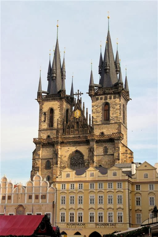 PRAAG - de 14e-eeuwse Týnkerk aan het oudestadsplein