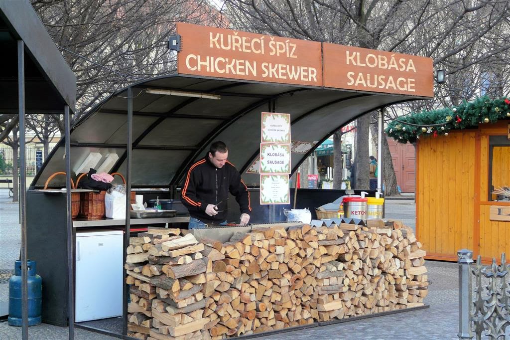 PRAAG - een kraam waar ze kipsate en worst verkopen bij het oudestadsplein