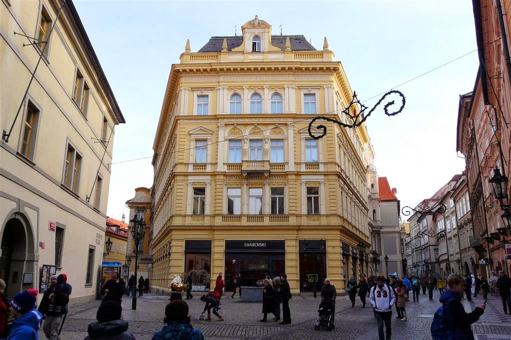 PRAAG - een winkelstraat bij het oudestadsplein