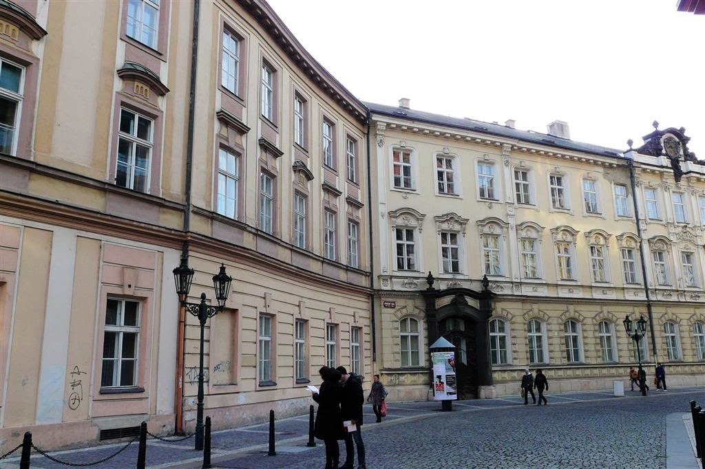 PRAAG - een zijstraat met enkele gebouwen
