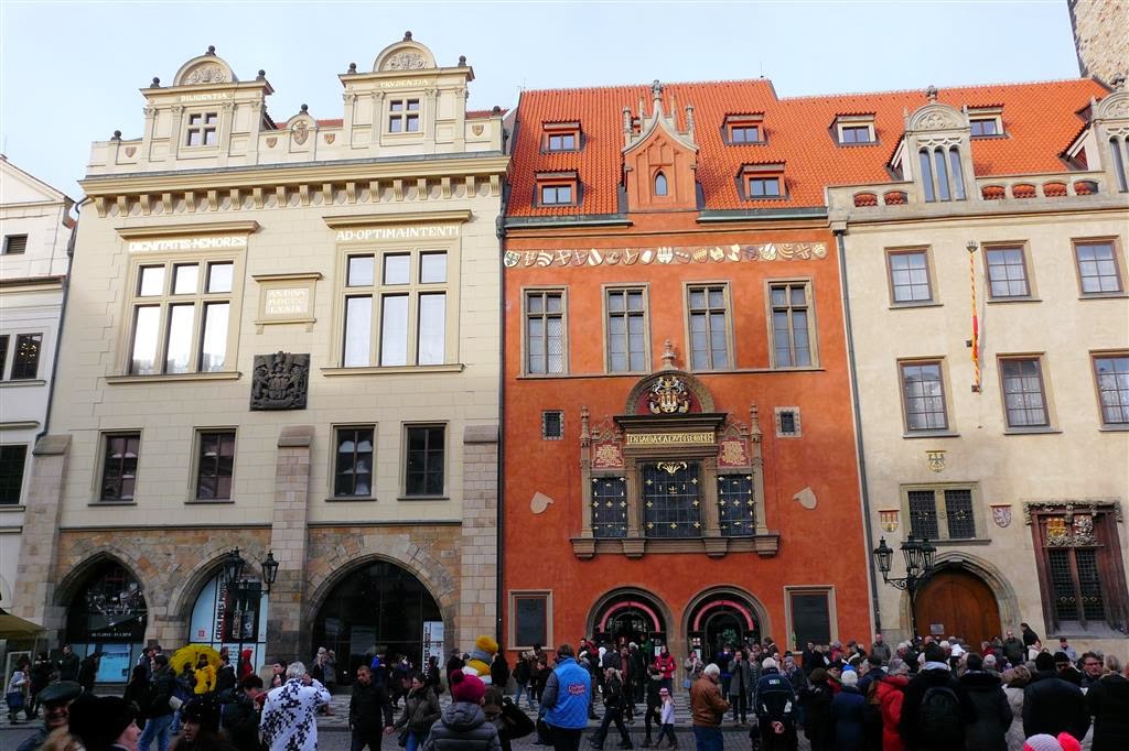 PRAAG - in het midden het oude stadhuis
