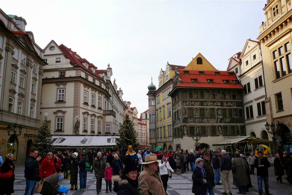 PRAAG - een plein bij het oudestadsplein waar oa het huis "op de minuut" waar schrijver Franz Kafka woonde met zijn gezin van 1889-1896