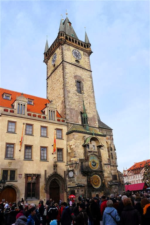 PRAAG - het astronomische uurwerk van Praag en het oudestadsraadhuis bij het oudestadsplein