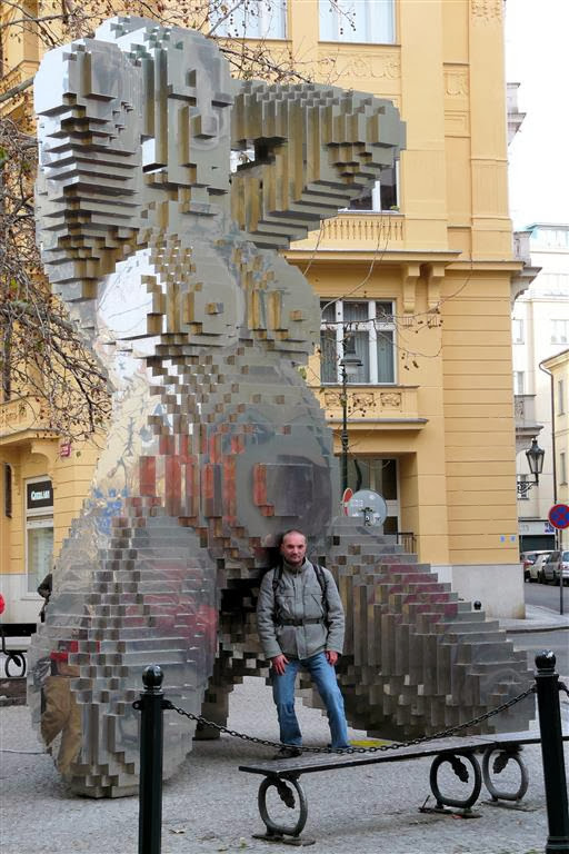 PRAAG - Carlos bij een kunstwerk