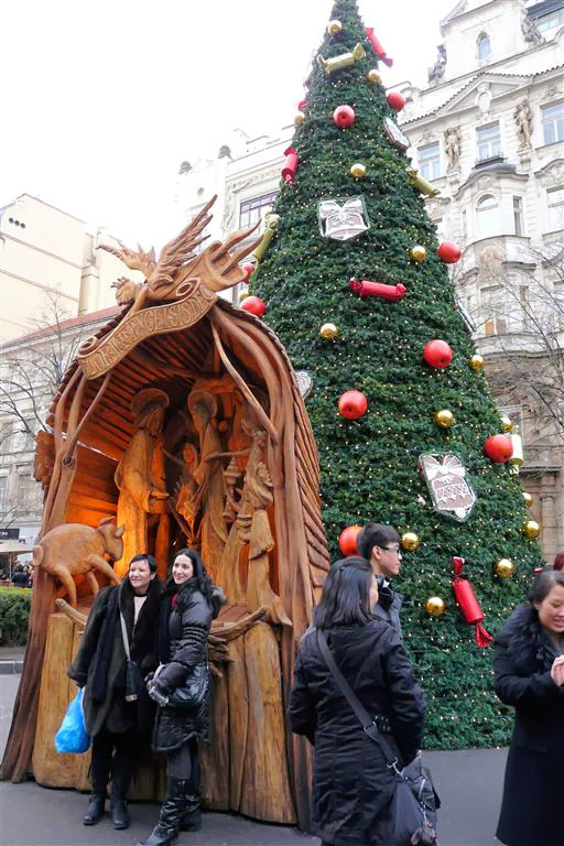 PRAAG - een kerststal met kerstboom op het Wenceslasplein