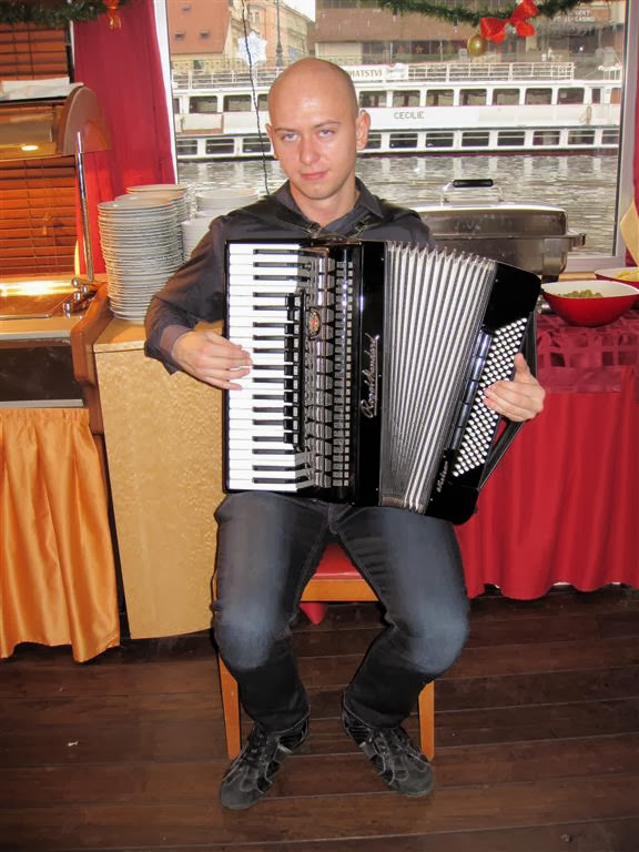 PRAAG - de harmonicaspeler op de rondvaartboot
