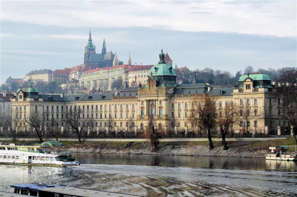 PRAAG - het regeringsgebouw Straka Academy uit 1896