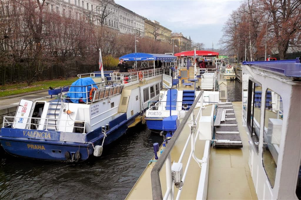 PRAAG - wachten in de sluis