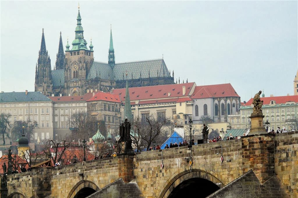 PRAAG - de Karelsbrug en op de achtergrond de Sint-Vituskathedraal