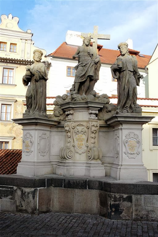 PRAAG - het standbeeld van Christus de Verlosser met St. Cosmas en St. Damian op de Karelsbrug