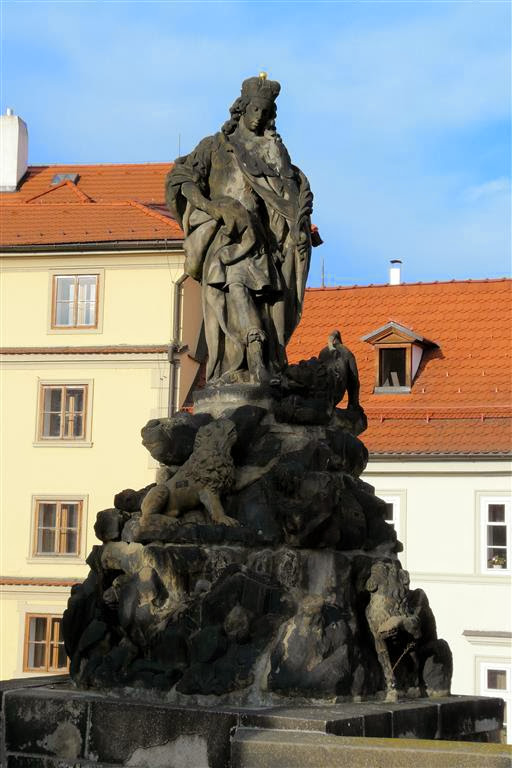 PRAAG - het standbeeld van St. Vitus op de Karelsbrug