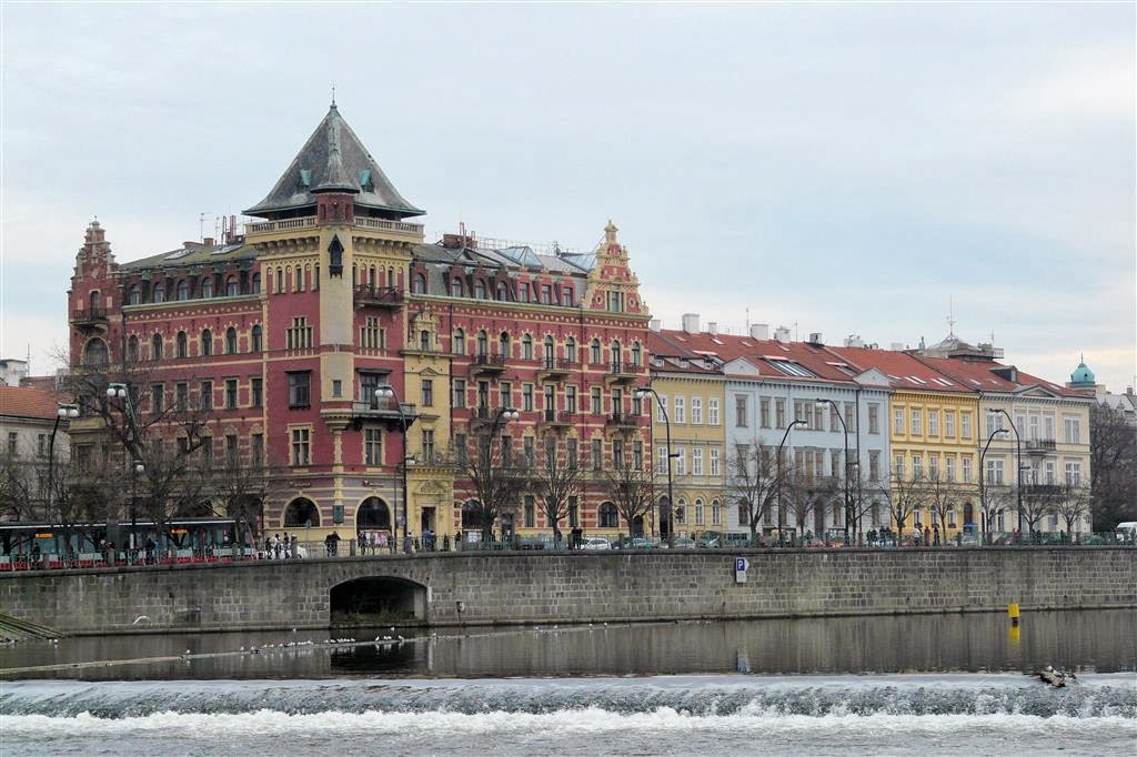 PRAAG - links het gebouw waar het beroemde restaurant Bellevue gevestigd is
