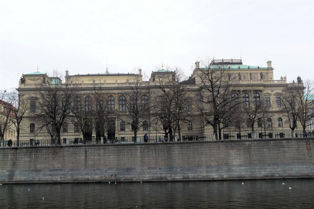 PRAAG - het Rudolfinum een oud gebouw uit 1885 van het parlement en tegenwoordig een concertgebouw