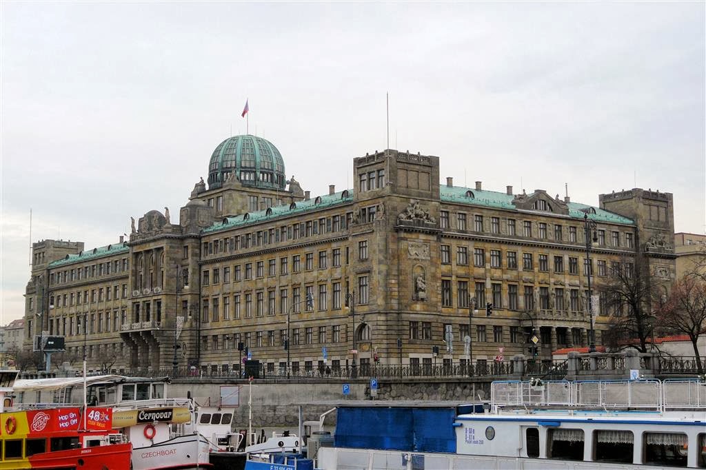 PRAAG - het gebouw van het ministerie van Industrie en Handel