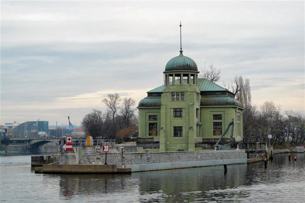 PRAAG - de kleine waterkrachtcentrale bij Štvanice eiland