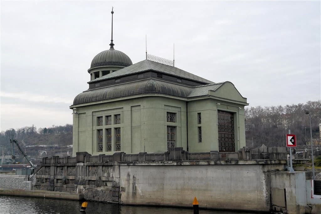 PRAAG - de kleine waterkrachtcentrale bij Štvanice eiland