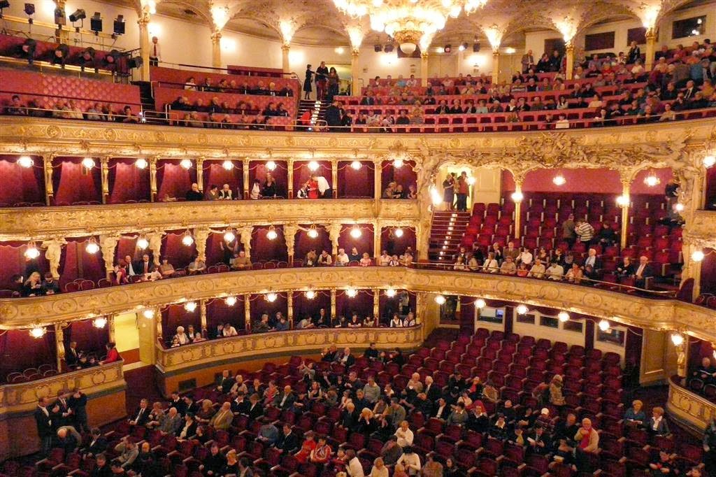 PRAAG - binnen in de staatsopera