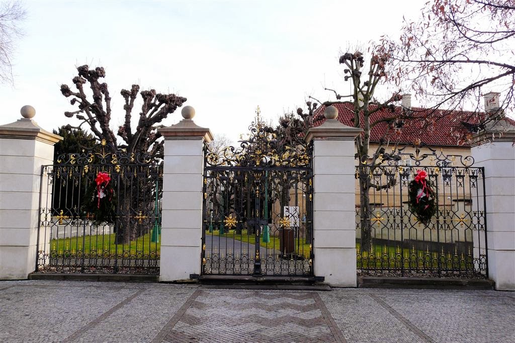 PRAAG - de ingang naar de koninklijke tuin