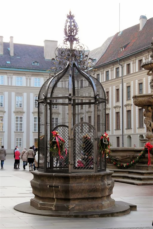 PRAAG - een waterput van de Praagse burcht met een barokke smeedijzeren deksel