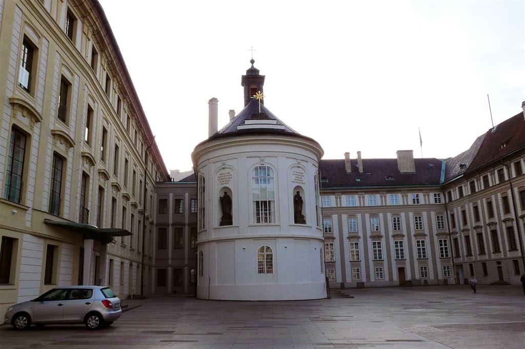 PRAAG - de heilige kruiskapel met St. Petrus en St. Paulus