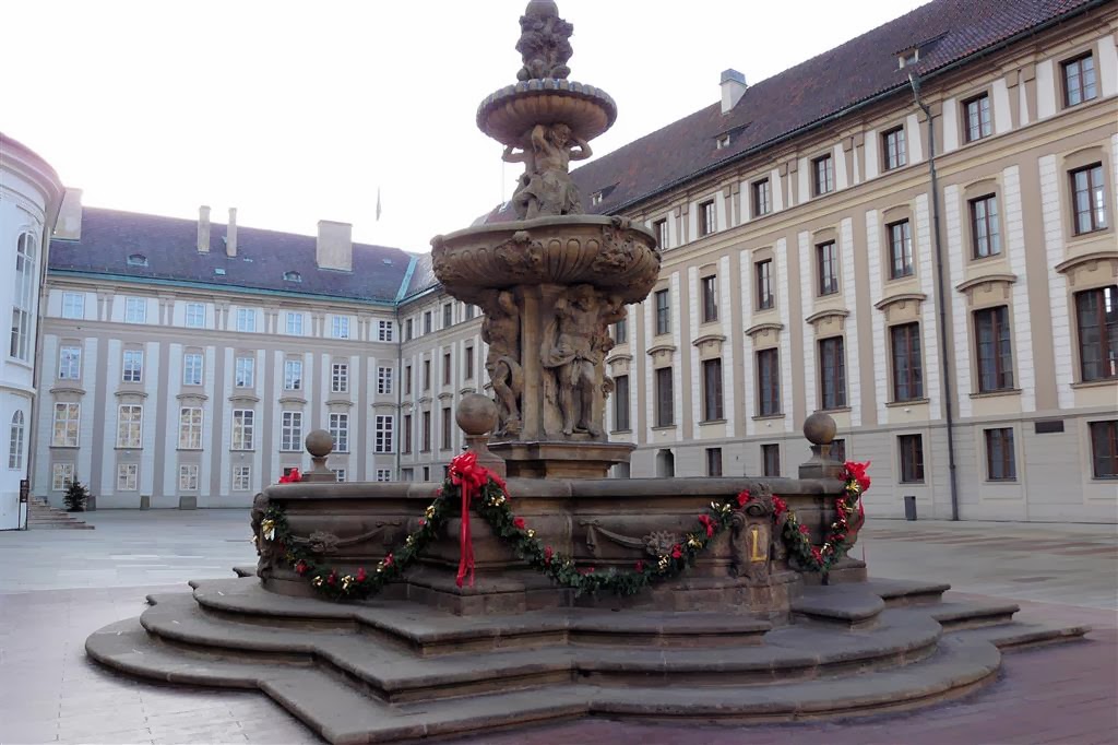 PRAAG - een stenen fontein uit 1686