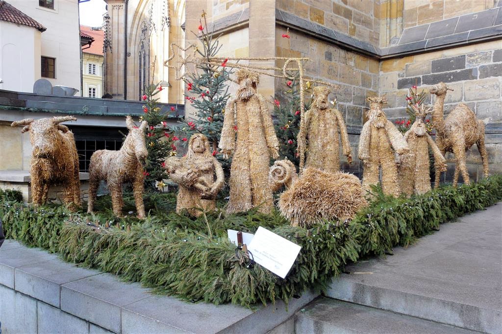 PRAAG - de kerststal buiten bij de Sint-Vituskathedraal