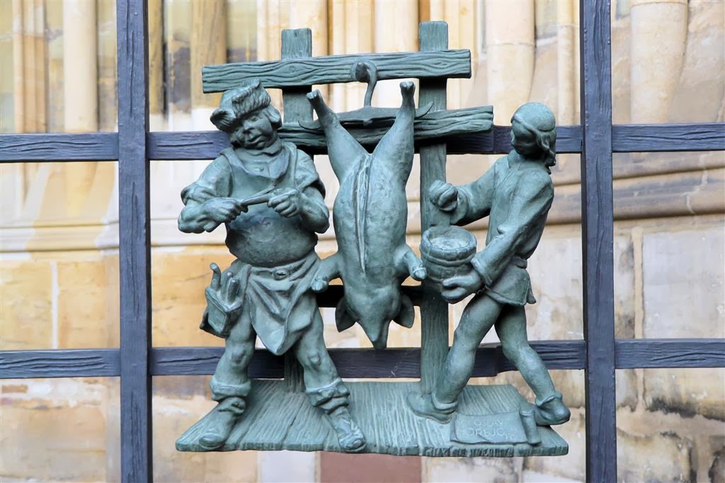 PRAAG - een beeld bij de Sint-Vituskathedraal