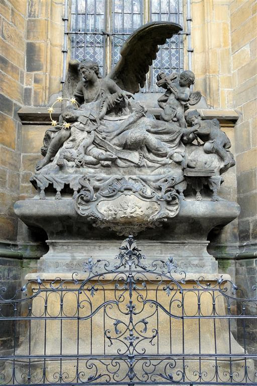 PRAAG - een beeld bij de Sint-Vituskathedraal